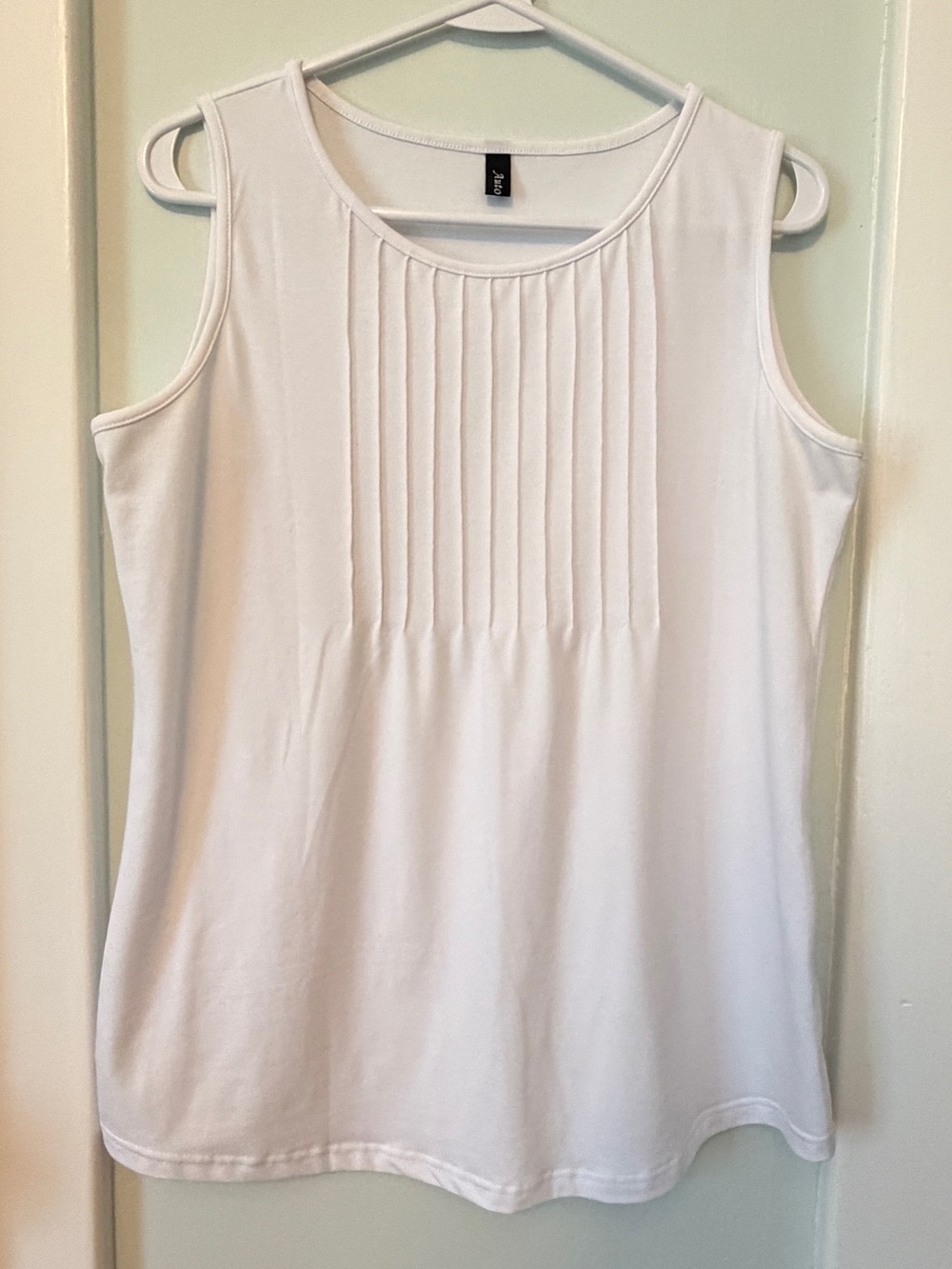 Automate brand White Sleeveless Pleated Front Tank Top #0206